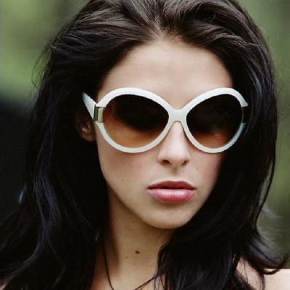 Meet your Posher, Karlie - Picture 1 of 1